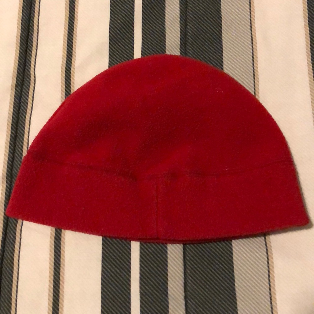 Red knit hat - Picture 2 of 4
